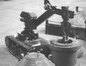Фото 2. Мобильный робот MV-4. Загрузка взрывоопасного предмета (противопехотной мины) во взрывозащитный контейнер.